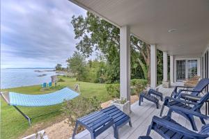 Beachfront Urbanna Home with Gas Grill and Deck!