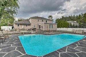 Edgewood ParkにあるJersey Home with Hot Tub and Private Pool!の家の前のプール