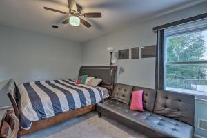 Edgewood ParkにあるJersey Home with Hot Tub and Private Pool!のベッドとソファのある寝室 +23枚の写真