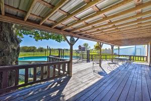 una terraza con sillas, un árbol y una piscina en Monett Family Ranch Home with Fireplace and Huge Deck! en Monett