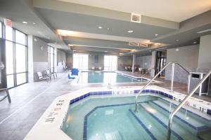 een zwembad in een hotelkamer met een zwembad bij Hyatt Place Altoona/Des Moines in Altoona