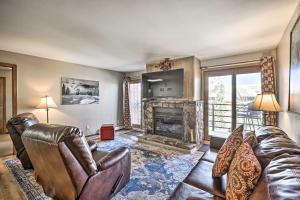 Posezení v ubytování Condo with Balcony and Fireplace in Silverthorne!