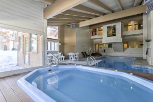 Bazén v ubytování Condo with Balcony and Fireplace in Silverthorne! nebo v jeho okolí