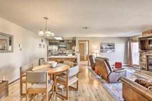 Kuchyň nebo kuchyňský kout v ubytování Condo with Balcony and Fireplace in Silverthorne!