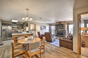Kuchyň nebo kuchyňský kout v ubytování Condo with Balcony and Fireplace in Silverthorne!