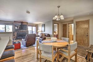 Posezení v ubytování Condo with Balcony and Fireplace in Silverthorne!