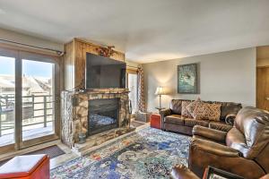 Posezení v ubytování Condo with Balcony and Fireplace in Silverthorne!
