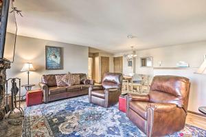 Posezení v ubytování Condo with Balcony and Fireplace in Silverthorne!