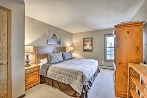 Postel nebo postele na pokoji v ubytování Condo with Balcony and Fireplace in Silverthorne! + 26 fotografií
