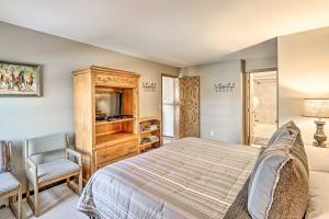 Postel nebo postele na pokoji v ubytování Condo with Balcony and Fireplace in Silverthorne!