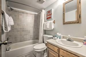 Koupelna v ubytování Condo with Balcony and Fireplace in Silverthorne!