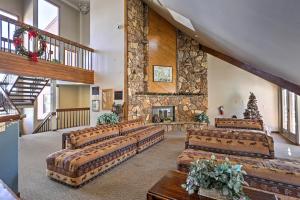 Posezení v ubytování Condo with Balcony and Fireplace in Silverthorne!