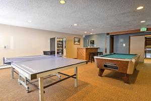 Stolní tenis v ubytování Condo with Balcony and Fireplace in Silverthorne! nebo okolí