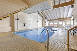 Bazén v ubytování Condo with Balcony and Fireplace in Silverthorne! nebo v jeho okolí