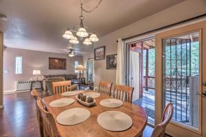 een eetkamer en een woonkamer met een tafel en stoelen bij New Mexico Escape about 5 Mi to Ruidoso Downs in Ruidoso