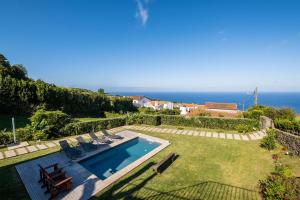 une villa avec une piscine et l'océan dans l'établissement Casa do Castanheiro - Nordeste, Açores, à Nordeste