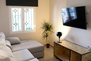 Telewizja i/lub zestaw kina domowego w obiekcie Azul añil EL PATIO Casa rural en Alameda