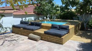 basen z 2 leżakami obok budynku w obiekcie Azul añil EL PATIO Casa rural en Alameda w mieście Alameda