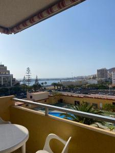 vistas al océano desde el balcón de un edificio en Pier View Los Cristianos Free WiFi, en Los Cristianos