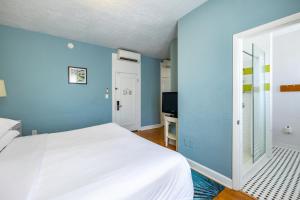 Un pat sau paturi într-o cameră la The Exchange Hotel