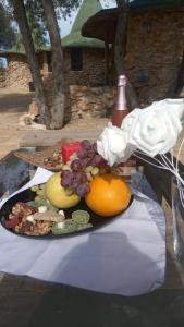 a plate of fruit and vegetables on a table at casa hobbit Puente Genil in Puente-Genil