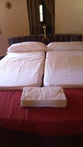 two beds sitting next to each other with towels on them at casa hobbit Puente Genil in Puente-Genil