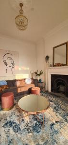 un soggiorno con divano e tavolino da caffè di Elegant 5 bed 4 bath 'Vogue House' Parisian style home a Margate