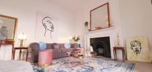 uma sala de estar com um sofá e uma mesa em Elegant 5 bed 4 bath 'Vogue House' Parisian style home em Margate