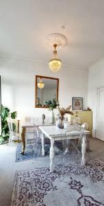 Foto dalla galleria di Elegant 5 bed 4 bath 'Vogue House' Parisian style home a Margate