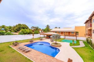 an image of a backyard with a swimming pool at GB37 Excelente Apt 2 Suítes em Guarajuba in Guarajuba