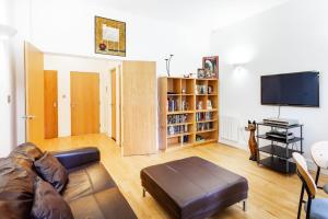 sala de estar con sofá y TV de pantalla plana en Bright & Comfortable Angel Apartment en Londres