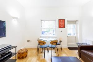 sala de estar con mesa y sillas en Bright & Comfortable Angel Apartment en Londres