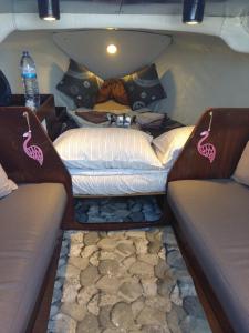 Un pat sau paturi într-o cameră la Veleiro D'Ouro