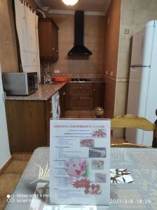 ein Schild auf einem Tisch in der Küche in der Unterkunft El Mirador 3 in Alcalá del Júcar