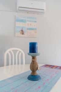 ein blauer Kuchen auf einem Tisch in der Unterkunft Kypkeys Apartments in Oroklini