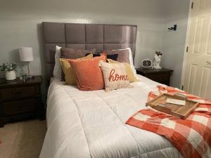 Llit o llits en una habitació de Large open space for family fun!