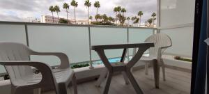 Un balcon sau o terasă la Apartamentos Europa - Playa del Inglés - Yumbo