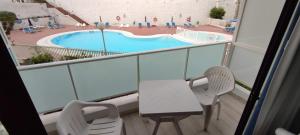 O vedere a piscinei de la sau din apropiere de Apartamentos Europa - Playa del Inglés - Yumbo