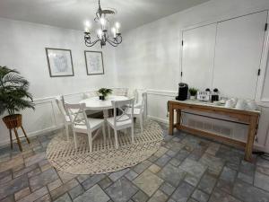 ein Esszimmer mit Tisch und Stühlen und einem Kronleuchter in der Unterkunft Shiloh House 3-bed, 2 bath, living room, garage in Amarillo + 8 Fotos