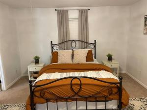 ein Bett in einem Schlafzimmer mit zwei Nachttischen in der Unterkunft Shiloh House 3-bed, 2 bath, living room, garage in Amarillo