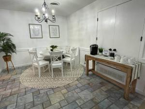 ein Esszimmer mit einem weißen Tisch und Stühlen in der Unterkunft Shiloh House 3-bed, 2 bath, living room, garage in Amarillo