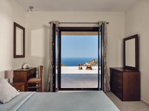 Karousa Villa - A luxury retreat with stunning views, by Zantewize في Anafonítria: غرفة نوم مع سرير وإطلالة على المحيط