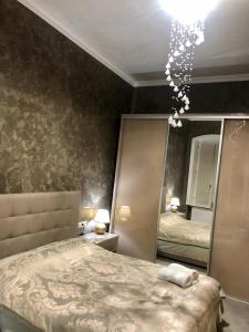 een slaapkamer met een bed en een grote spiegel bij Strada Ion I. C. Brătianu Nr.24 in Cluj-Napoca