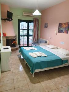 Posteľ alebo postele v izbe v ubytovaní Dioskouroi Apts