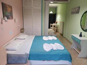Posteľ alebo postele v izbe v ubytovaní Dioskouroi Apts