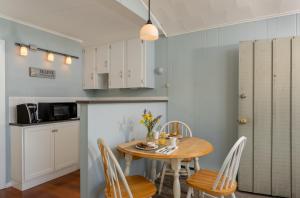 uma cozinha e sala de jantar com mesa e cadeiras em Dockside Guest Quarters em York