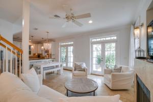 Χώρος καθιστικού στο 30A Beach House - Stillwater Cottage by Panhandle Getaways