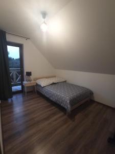 Habitación pequeña con cama y ventana en Brzozowy Zagajnik Bieszczady - Domki z Balia Ogrodowa en Bereżnica Wyżna