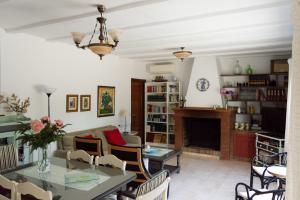 sala de estar con mesa y chimenea en Casa Rural La Gallega, en Aracena