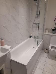 A bathroom at Beautiful Double Bedroom- In a modern 2 bed shared house